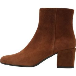 Pretty Ballerinas ANGELIS Ankle boot vilmius. Pomarańczowe botki damskie marki Pretty Ballerinas, ze skóry, bez obcasa, bez zapięcia. Za 1069,00 zł.