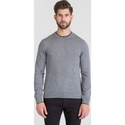 SZARY SWETER EMPORIO ARMANI Z PODWÓJNYMI ŚCIĄCZACZAMI. Szare swetry męskie Emporio Armani, s, bez wzorów, z wełny, z okrągłym kołnierzem, bez kaptura. Za 404,50 zł.