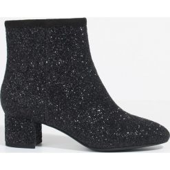 Parfois - Botki. Czarne buty zimowe damskie marki Parfois, z materiału. W wyprzedaży za 99,90 zł.