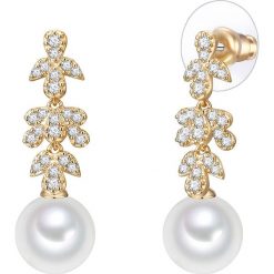 Pozłacane kolczyki-wkrętki z perłami i cyrkoniami. Żółte kolczyki damskie The Pacific Pearl Company, Nova Pearls Copenhagen & Co., z cyrkonią, złote. W wyprzedaży za 64,95 zł.