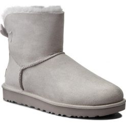 Buty UGG - W Mini Bailey Bow II 1016501 W/Grv. Szare kozaki damskie marki Ugg, ze skóry, na niskim obcasie, bez zapięcia. W wyprzedaży za 529,00 zł.