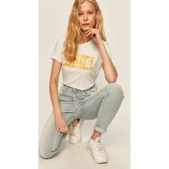 Mustang - T-shirt. Białe topy damskie Mustang, s, z nadrukiem, z bawełny, casualowe, z okrągłym kołnierzem. Za 69,90 zł.