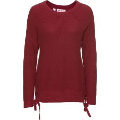 Sweter ze sznurowaniem bonprix pomarańczowo-czerwony. Czerwone swetry damskie bonprix, bez wzorów, bez rękawów, bez kaptura. Za 89,99 zł.