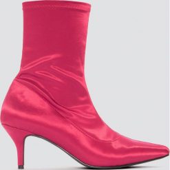 NA-KD Shoes Satynowe botki z miękką cholewką - Pink. Różowe botki damskie NA-KD Shoes, z satyny, na niskim obcasie, na obcasie, bez zapięcia. W wyprzedaży za 81,18 zł.