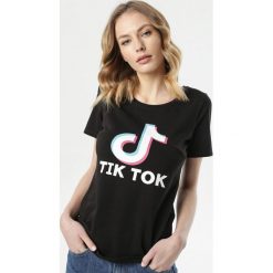 Czarny T-shirt Kimothelia. Czarne bluzki damskie Born2be, s, bez wzorów, bez kołnierzyka. W wyprzedaży za 39,99 zł.