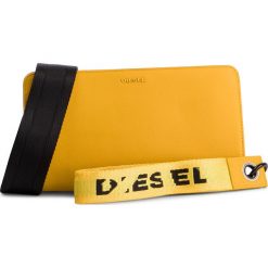 Torebka DIESEL - New Granato Loop X06096 PR030 Yellow T3014. Żółte listonoszki damskie Diesel, bez wzorów, ze skóry, eleganckie, na ramię, bez dodatków. Za 959,00 zł.