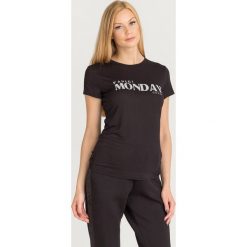 T-SHIRT WEEK TEE Guess. Czarne t-shirty damskie Guess, s, z nadrukiem, z wiskozy, z okrągłym kołnierzem. Za 169,00 zł.