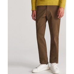 Spodnie regular fit - Brązowy. Pomarańczowe spodnie męskie Reserved, m, bez wzorów. W wyprzedaży za 89,99 zł.