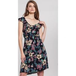 Granatowa Sukienka Felt. Niebieskie sukienki damskie other, s, z aplikacjami, klasyczne, bez kołnierzyka, bez rękawów, midi. Za 59,99 zł.