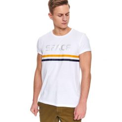 T-shirt z nadrukiem. Białe t-shirty męskie Top Secret, na lato, m, w paski, z bawełny, bez kołnierzyka, krótkie. Za 39,99 zł.