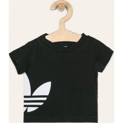 Adidas Originals - T-shirt dziecięcy 62-104 cm. Czarne bluzki dziewczęce adidas Originals, z nadrukiem, z bawełny, z okrągłym kołnierzem, z krótkim rękawem, krótkie, bez kaptura. Za 59,90 zł.