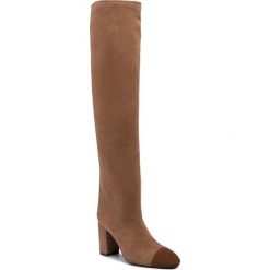 Muszkieterki STUART WEITZMAN - Kimberly 1L23117 Camel/Coffee Suede. Pomarańczowe kozaki damskie Stuart Weitzman, ze skóry, przed kolano, na wysokim obcasie, na obcasie, bez zapięcia. W wyprzedaży za 1859,00 zł.