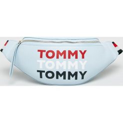 Tommy Hilfiger - Nerka. Niebieskie nerki damskie TOMMY HILFIGER, w paski, ze skóry ekologicznej, casualowe, bez dodatków. W wyprzedaży za 429,90 zł.
