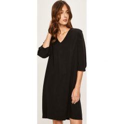 Answear - Sukienka. Czarne sukienki damskie ANSWEAR, na co dzień, s, bez wzorów, z lyocellu, casualowe, bez kołnierzyka, bez rękawów, mini, proste. W wyprzedaży za 89,90 zł.
