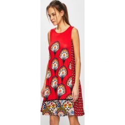 Desigual - Sukienka. Czerwone sukienki damskie Desigual, na co dzień, s, bez wzorów, z elastanu, casualowe, z okrągłym kołnierzem, bez rękawów, mini, proste. W wyprzedaży za 239,90 zł.