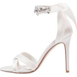 Dune London MORGEN Sandały na obcasie offwhite. Białe sandały damskie marki Dune London, bez wzorów, z satyny, bez obcasa, na obcasie, bez zapięcia. Za 669,00 zł.