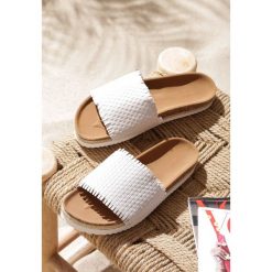 Szare Klapki Sweet Danger. Szare klapki damskie Renee, w paski, bez obcasa, na płaskiej podeszwie. Za 49,99 zł.