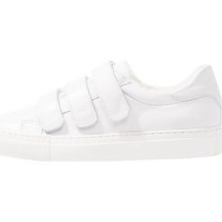 Zign Sneakersy niskie white. Białe trampki i tenisówki damskie marki Zign, bez wzorów, ze skóry, bez zapięcia. Za 379,00 zł.