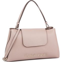 Torebka Calvin Klein Dressed Up Top Handle K60K605395. Różowe topy damskie Calvin Klein, bez wzorów, na ramię, bez dodatków. W wyprzedaży za 449,00 zł.