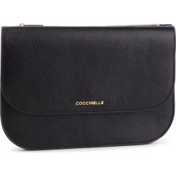 Torebka COCCINELLE - DV1 Envelopes E5 DV1 19 B8 07 Noir 001. Czarne torebki klasyczne damskie Coccinelle, bez wzorów, ze skóry, eleganckie, bez dodatków. Za 749,90 zł.