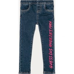 Guess Jeans - Jeansy dziecięce 92-122 cm. Niebieskie jeansy dziewczęce Guess Jeans, z aplikacjami, z elastanu. Za 179,90 zł.