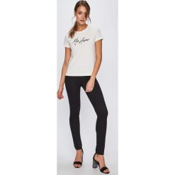 Vero Moda - Top. Białe bluzki damskie Vero Moda, s, z nadrukiem, z bawełny, z okrągłym kołnierzem. W wyprzedaży za 37,90 zł.