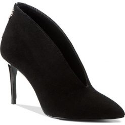 Szpilki GUESS - Boana FLBOA3 SUE09 BLACK. Czarne botki damskie skórzane marki Guess, z aplikacjami. W wyprzedaży za 379,00 zł.