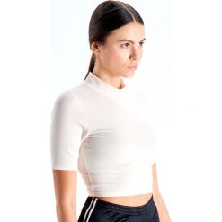 Krótka bluzka z półgolfem - Kremowy. Białe bluzki damskie marki Cropp, s, bez wzorów, bez kołnierzyka, z krótkim rękawem. Za 39,99 zł.