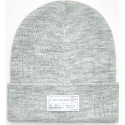 Czapka z naszywką - Jasny szary. Szare czapki damskie Cropp, z aplikacjami. Za 29,99 zł.