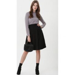 Szara Bluzka Caitlin. Szare bluzki damskie Born2be, z aplikacjami, z materiału, eleganckie. Za 89,99 zł.
