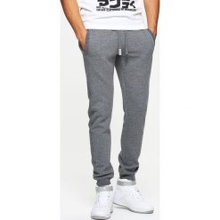 Dresowe joggery - Szary. Szare bez kategorii marki Cropp, z dresówki. W wyprzedaży za 39,99 zł.