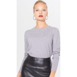 Sweter z połyskującą aplikacją - Jasny szary. Szare swetry damskie Mohito, s, z aplikacjami, bez rękawów, bez kaptura. Za 89,99 zł.