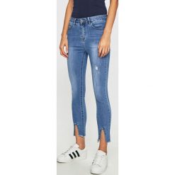 Answear - Jeansy. Niebieskie jeansy damskie ANSWEAR, s, bez wzorów, z elastanu. W wyprzedaży za 79,90 zł.