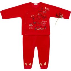 Piżama w kolorze czerwonym. Czerwone piżamy niemowlęce Benetton Kids, z nadrukiem. W wyprzedaży za 37,95 zł.