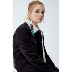 Sztruksowa kurtka z kołnierzem ze sztucznego baranka. Niebieskie kurtki męskie marki Pull&Bear, m, ze sztruksu. Za 199,00 zł.