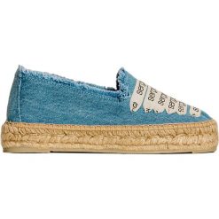 Espadryle SERGIO ROSSI x MANEBI. Niebieskie espadryle damskie bez wzorów, z denimu, bez obcasa. Za 930,00 zł.