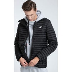 Kurtka puchowa męska KUM003 - głęboka czerń. Pomarańczowe kurtki męskie 4f, m, bez wzorów, z materiału, bez kaptura. W wyprzedaży za 249,99 zł.