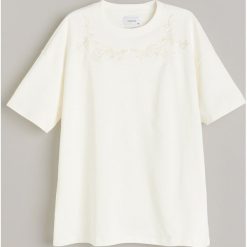 T-shirt oversize z haftem - Kremowy. Białe t-shirty męskie Reserved, s, z haftami, bez kołnierzyka. Za 59,99 zł.
