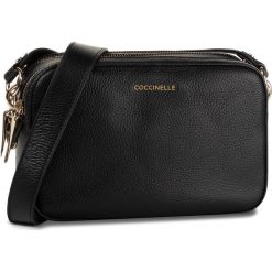 Torebka COCCINELLE - FS5 Alpha E1 FS5 15 02 01 Noir 001. Czarne listonoszki damskie Coccinelle, ze skóry. Za 1049,00 zł.