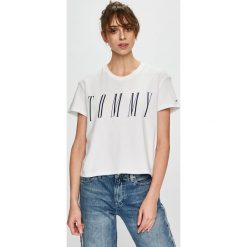 Tommy Jeans - Top. Białe bluzki damskie Tommy Jeans, s, z nadrukiem, z bawełny, z okrągłym kołnierzem. W wyprzedaży za 129,90 zł.