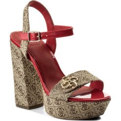 Sandały GUESS - Fion FLFO21 FAL03 BEIBR. Brązowe klapki damskie Guess, z aplikacjami, ze skóry ekologicznej, bez obcasa, na obcasie. W wyprzedaży za 329,00 zł.