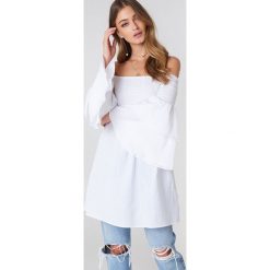 Tuniki damskie: Debiflue x NA-KD Tunika z odkrytymi ramionami – White