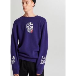 Bluza z nadrukiem na rękawach - Fioletowy. Fioletowe bluzy męskie Cropp, s, z nadrukiem, bez kołnierzyka, bez rękawów, bez kaptura. W wyprzedaży za 39,99 zł.