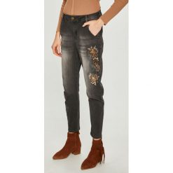 Desigual - Jeansy Alysa. Szare jeansy damskie Desigual, z obniżonym stanem. W wyprzedaży za 269,90 zł.