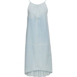 Sukienka z materiału w optyce denimiu bonprix jasnoniebieski "bleached". Niebieskie sukienki damskie bonprix, bez wzorów, z asymetrycznym kołnierzem, bez rękawów, asymetryczne. Za 109,99 zł.