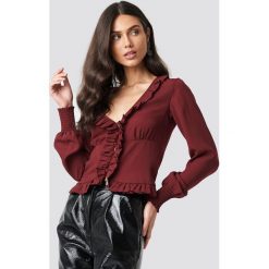 NA-KD Boho Bluzka z falbankami - Red. Czerwone bluzki damskie marki NA-KD Boho, bez wzorów, z tkaniny, boho, z falbankami, z długim rękawem. Za 121,95 zł.