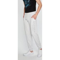 Tommy Hilfiger - Spodnie. Szare spodnie męskie marki TOMMY HILFIGER, na co dzień, xl, bez wzorów, z bawełny, casualowe. W wyprzedaży za 239,90 zł.