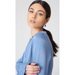 Kolczyki damskie: NA-KD Accessories Trójkątne kolczyki z żywicy – Blue