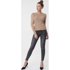 Ciemnobeżowy Sweter Graphic. Brązowe swetry damskie Born2be, s, bez wzorów, eleganckie, bez rękawów, długie, bez kaptura. Za 79,99 zł.