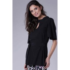 Czarna Elegancka Bluzka z Motylkowym Rękawem z Paskiem. Czarne bluzki dziewczęce Molly.pl, w paski, z jeansu, z okrągłym kołnierzem, bez rękawów, bez kaptura. Za 149,90 zł.